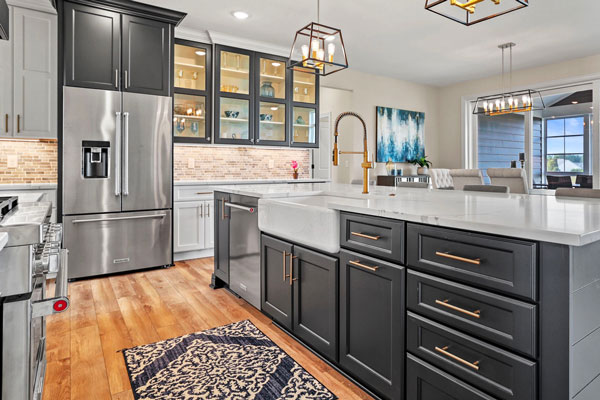 kitchen with two-toned Countryside cabinetry